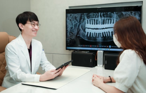 임플란트 상담 중인 이동열 원장님 사진